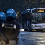 I tifosi tedeschi giungono allo stadio dopo i disagi causati nel pomeriggio. La polizia attende l'apertura delle porte dell'autobus