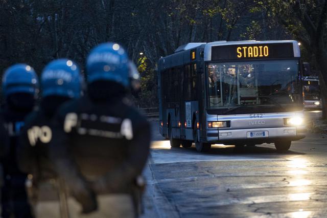 I tifosi tedeschi giungono allo stadio dopo i disagi causati nel pomeriggio. La polizia attende l'apertura delle porte dell'autobus