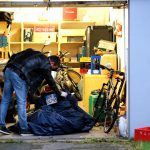 Un poliziotto svolge la perquisizione all'interno di un garage
