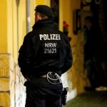 Un ufficiale di polizia tedesco fuori dal ristorante italiano a Pulheim in Germania