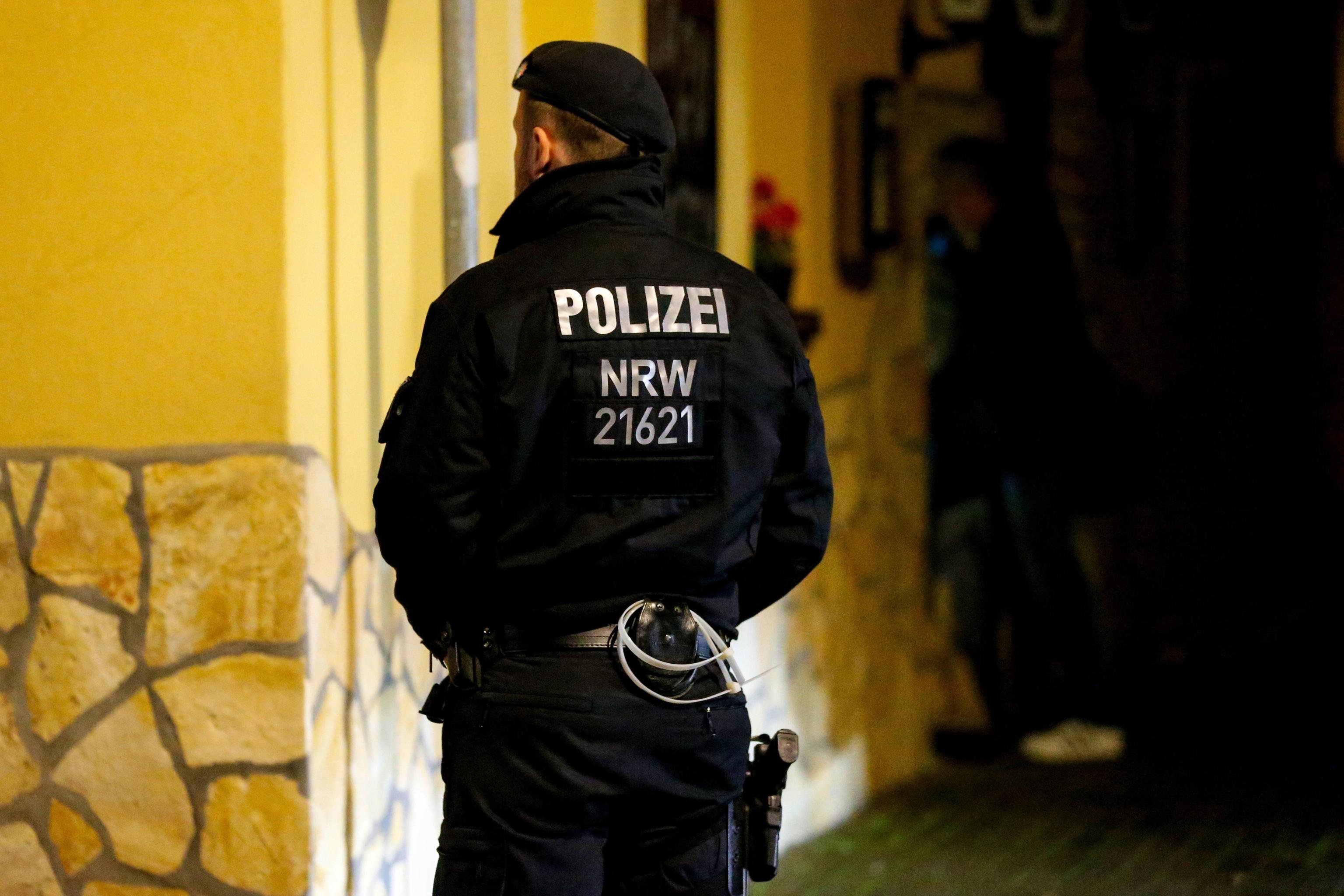 Un ufficiale di polizia tedesco fuori dal ristorante italiano a Pulheim in Germania