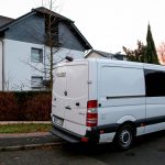 Un furgone della polizia tedesca fuori dall'abitazione oggetto di indagine
