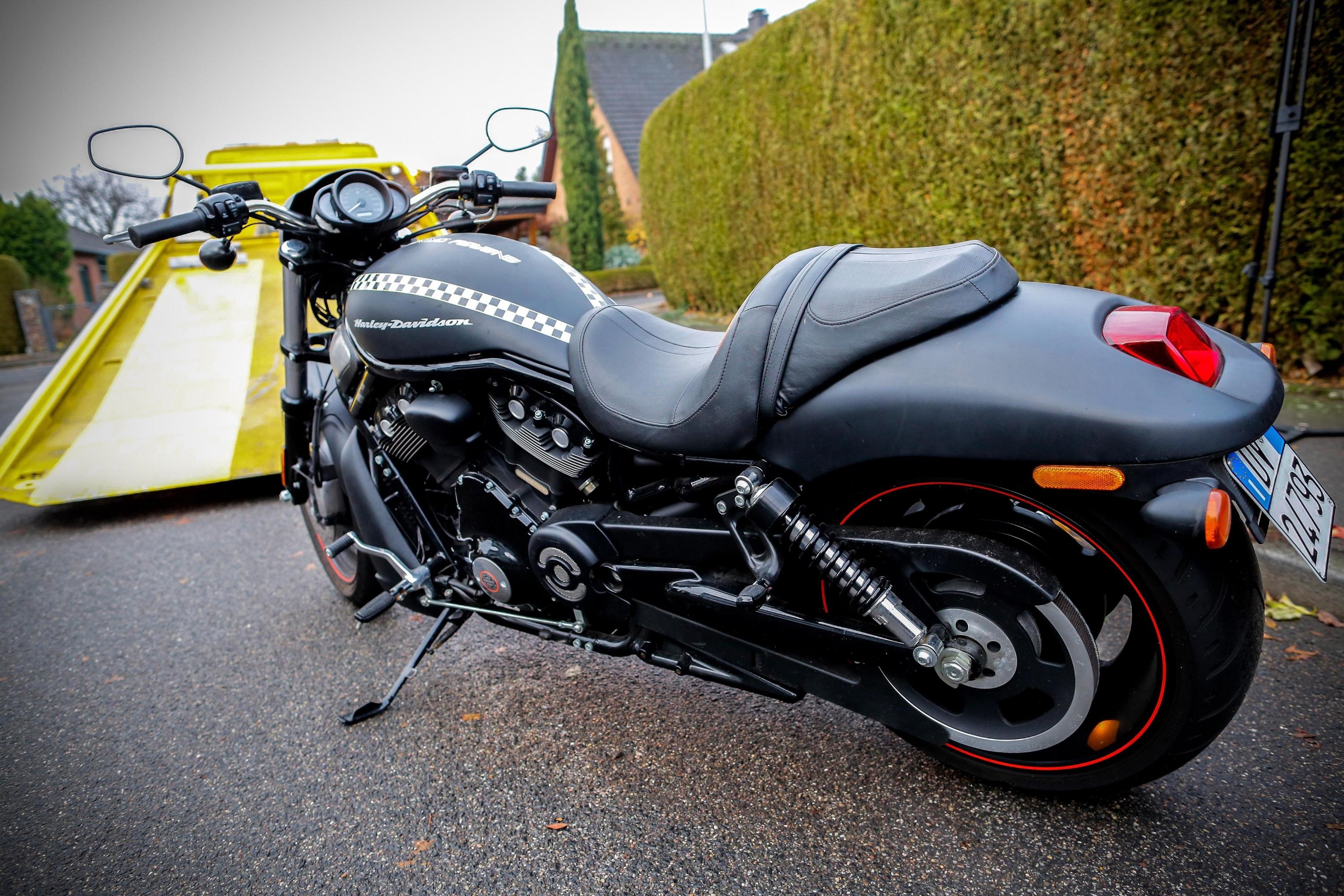 Una motocicletta confiscata dalla polizia tedesca durante il raid a Pulheim