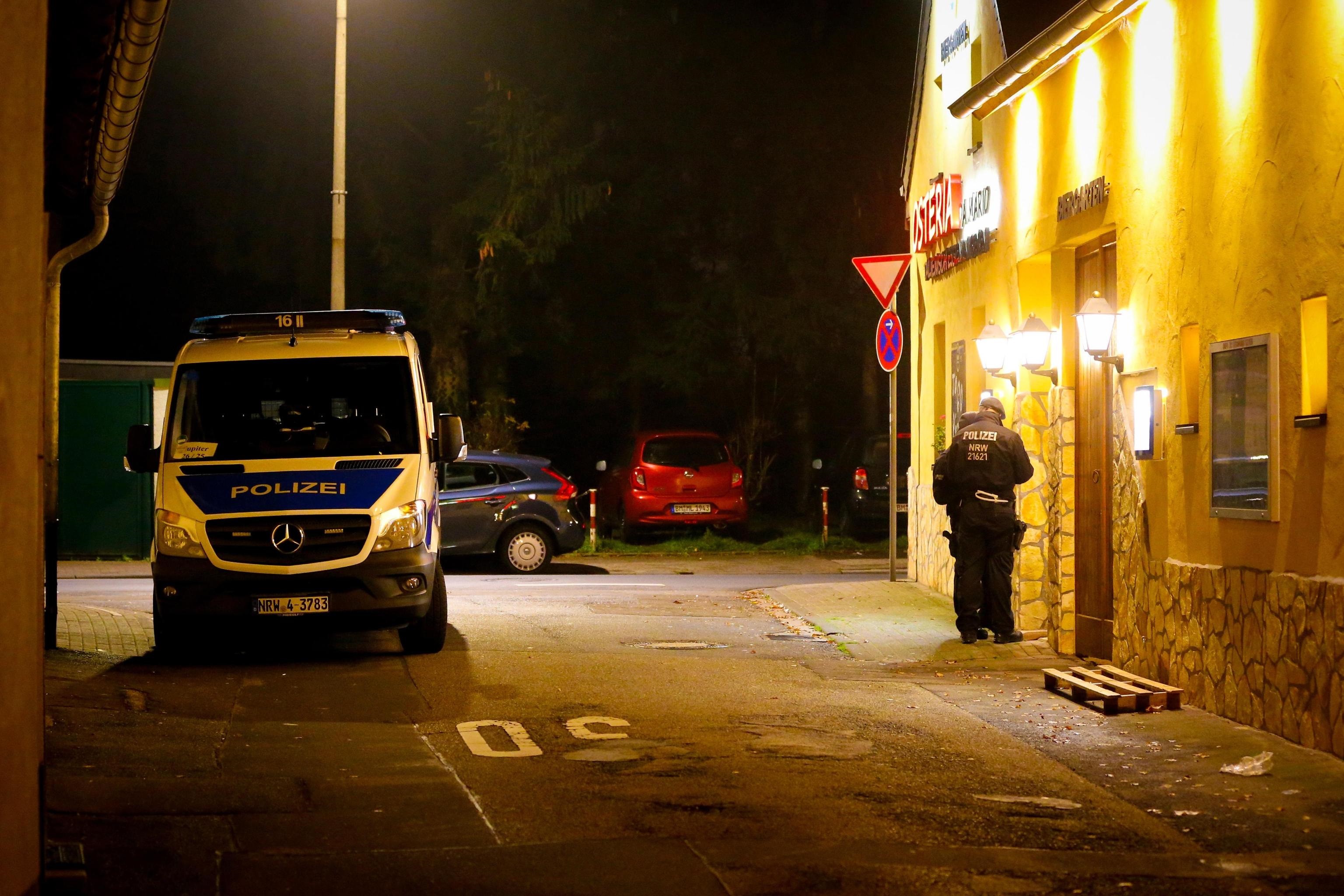 La polizia tedesca appostata fuori dal ristorante italiano