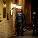 Ufficiali di polizia all'entrata del ristorante