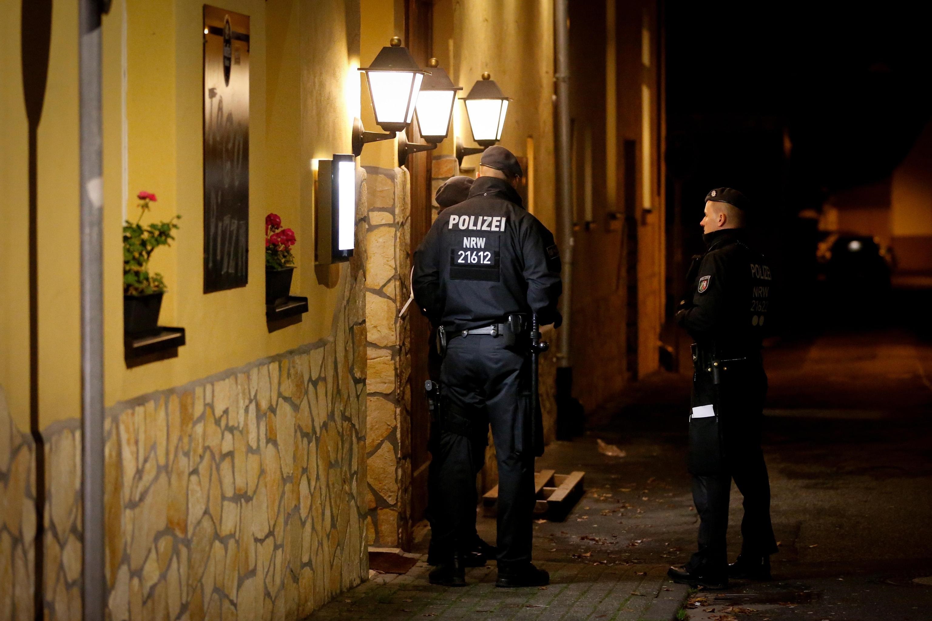 Ufficiali di polizia all'entrata del ristorante