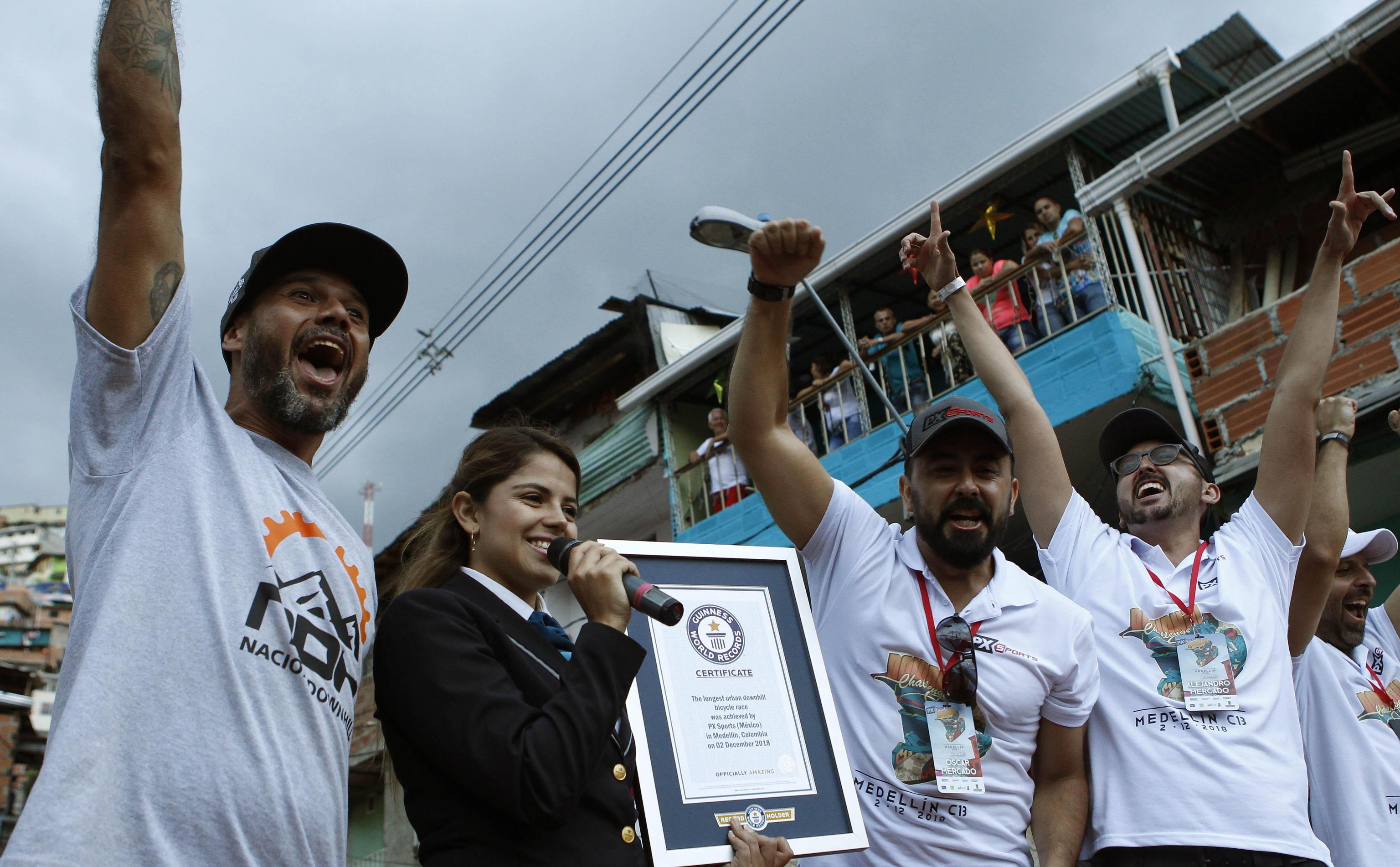 Natalia Ramirez Ralero, giudice del Guinnes World Record, assegna agli organizzatori il primato per la più lunga gara urbana in discesa del mondo Natalia Ramirez Ralero, giudice del Guinnes World Record, assegna agli organizzatori il primato per la più lunga gara urbana in discesa del mondo