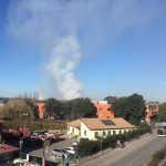 La colonna di fumo generata dal rogo è visibile da centinaia di metri di distanza
