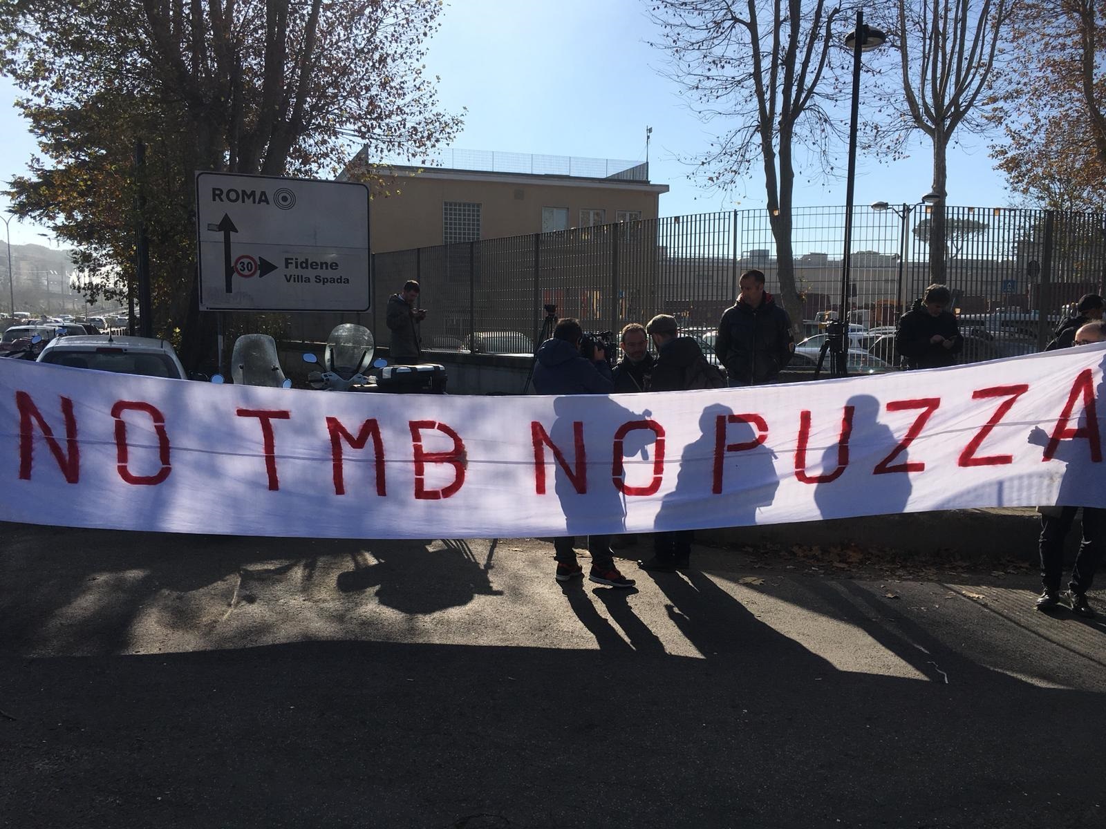 Striscione di protesta da parte dei No-Tmb, capeggiati dal responsabile dell'Osservatorio Giorgio Lourier