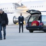I familiari e Mattarella si allontanano dalla salma dopo la benedizione