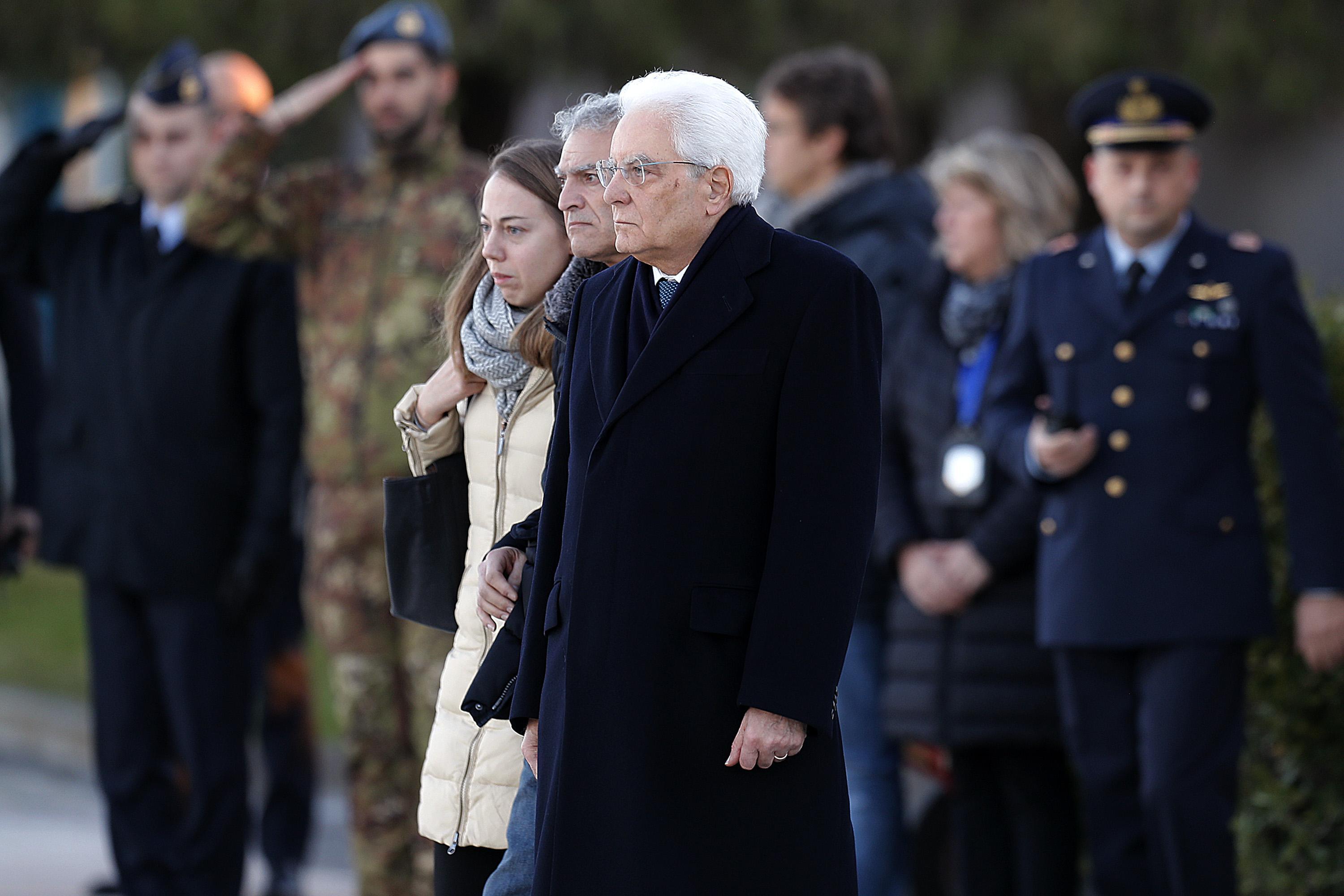 Il Presidente della Repubblica Sergio Mattarella ha accolto la salma