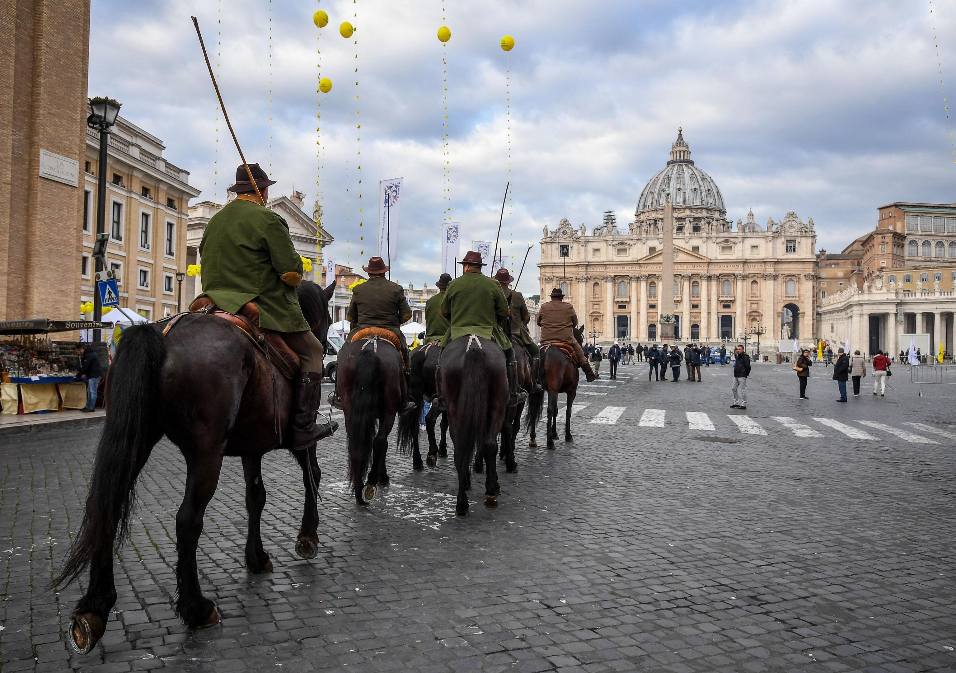 È iniziata a San Pietro la giornata di benedizione degli animali