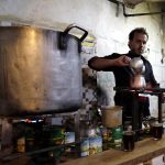 Si prepara il tè in uno dei popolari caffè di Sana'a.