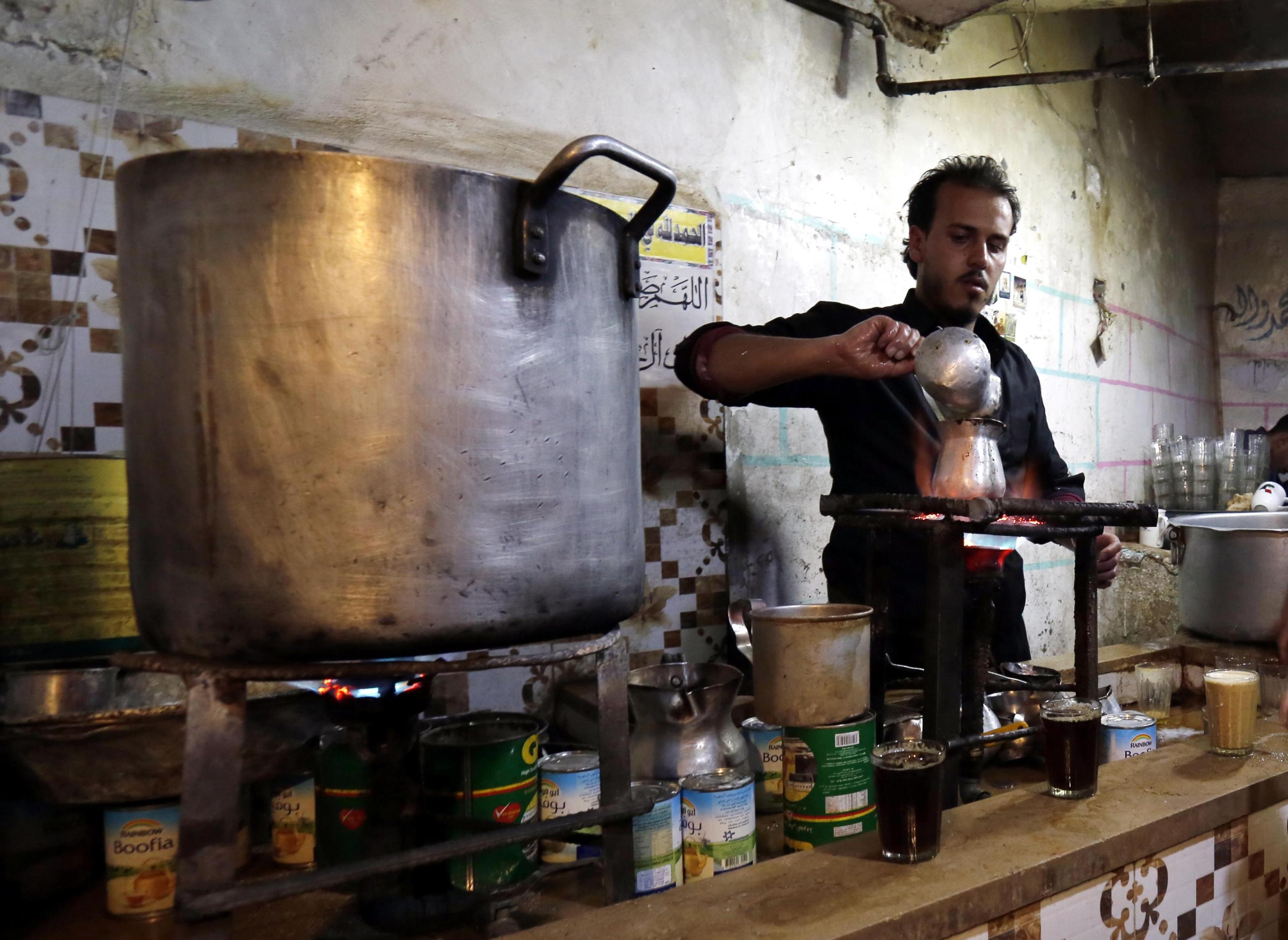 Si prepara il tè in uno dei popolari caffè di Sana'a.