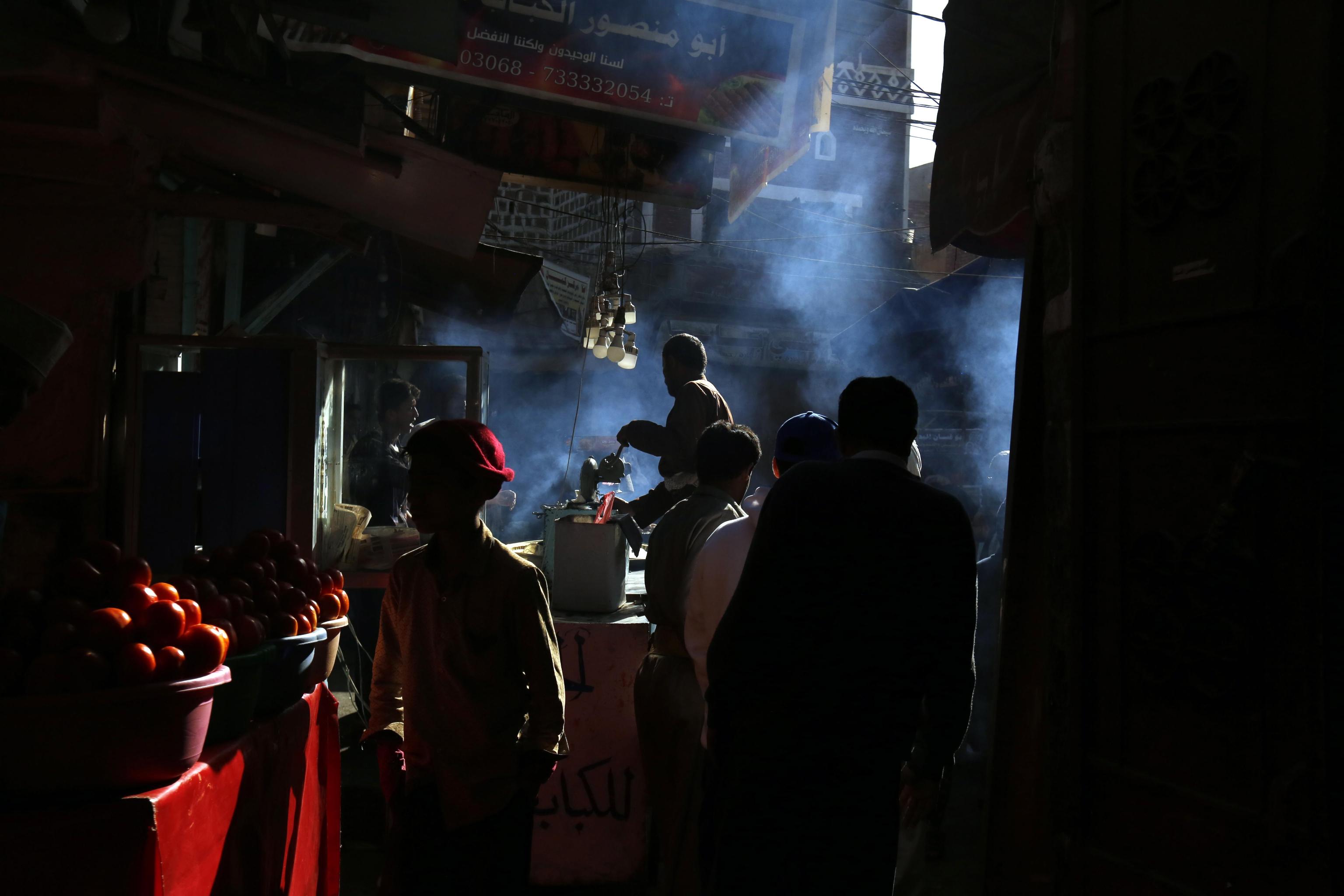 In fila per un kebab. I cittadini di Sana'a aspettano il loro turno al mercato, in una delle città abitate più antiche del mondo