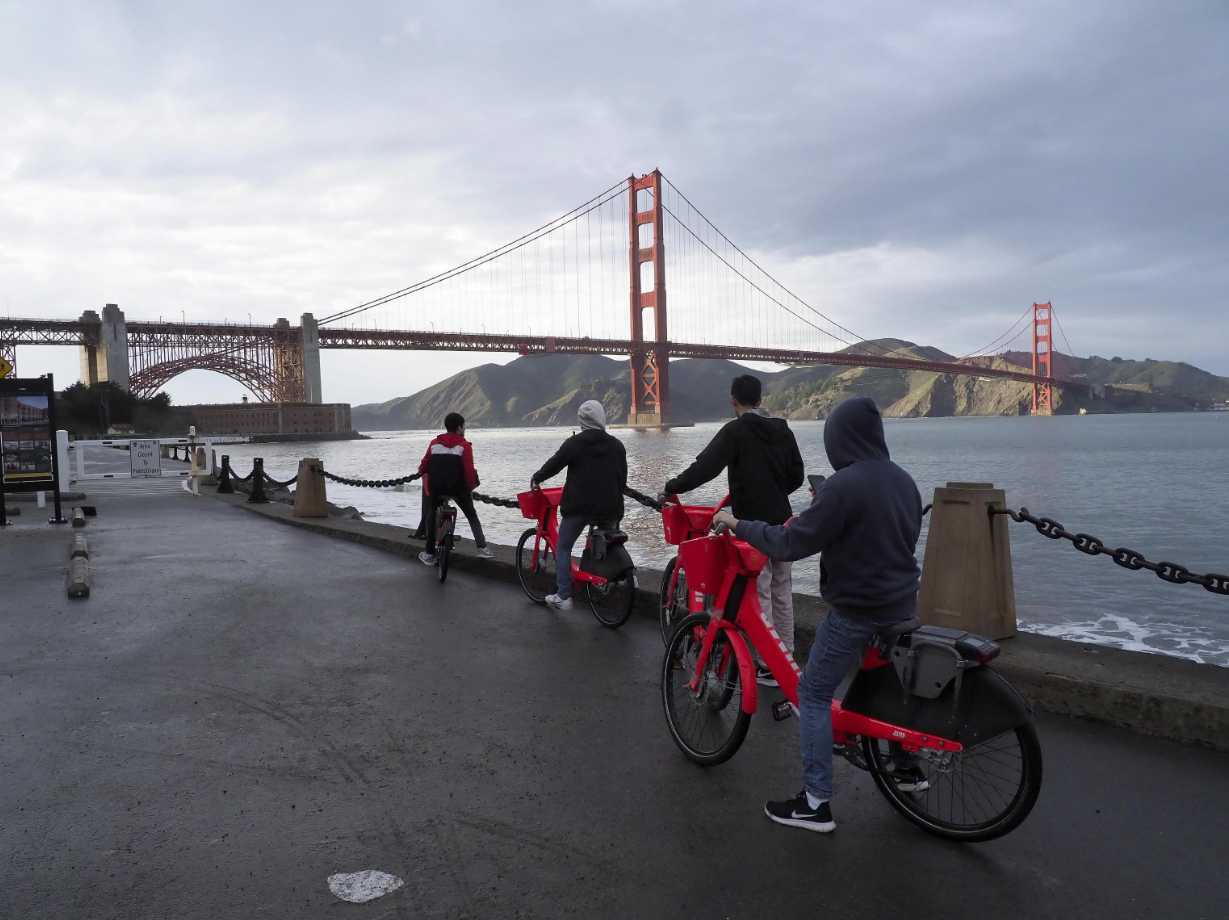 Visitatori in bici bloccati sul Golden Gate National Parks Conservancy