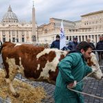 Allevatori e animali in attesa della benedizione