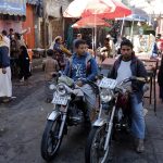 Tassisti sullo scooter aspettano clienti per la loro prossima corsa.
