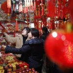 Due amiche fanno shopping al mercato di Pechino alla vigilia del capodanno cinese