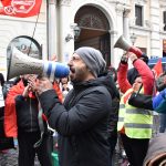 Rappresentanti della protesta lanciano messaggi alla piazza col megafono