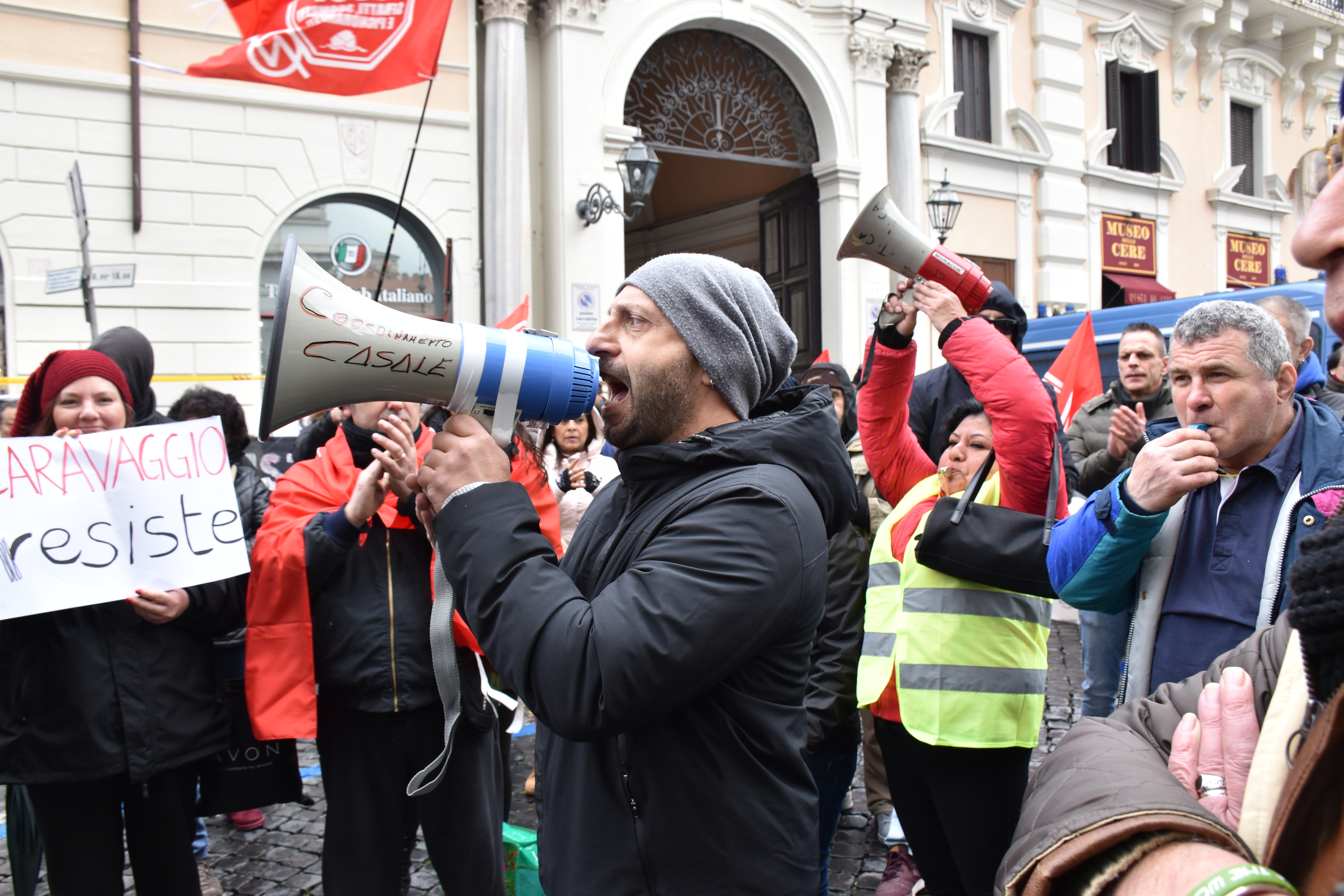 Rappresentanti della protesta lanciano messaggi alla piazza col megafono