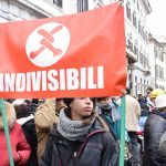 Manifestanti accorsi da tutta Roma con cartelli per attestare la propria presenza