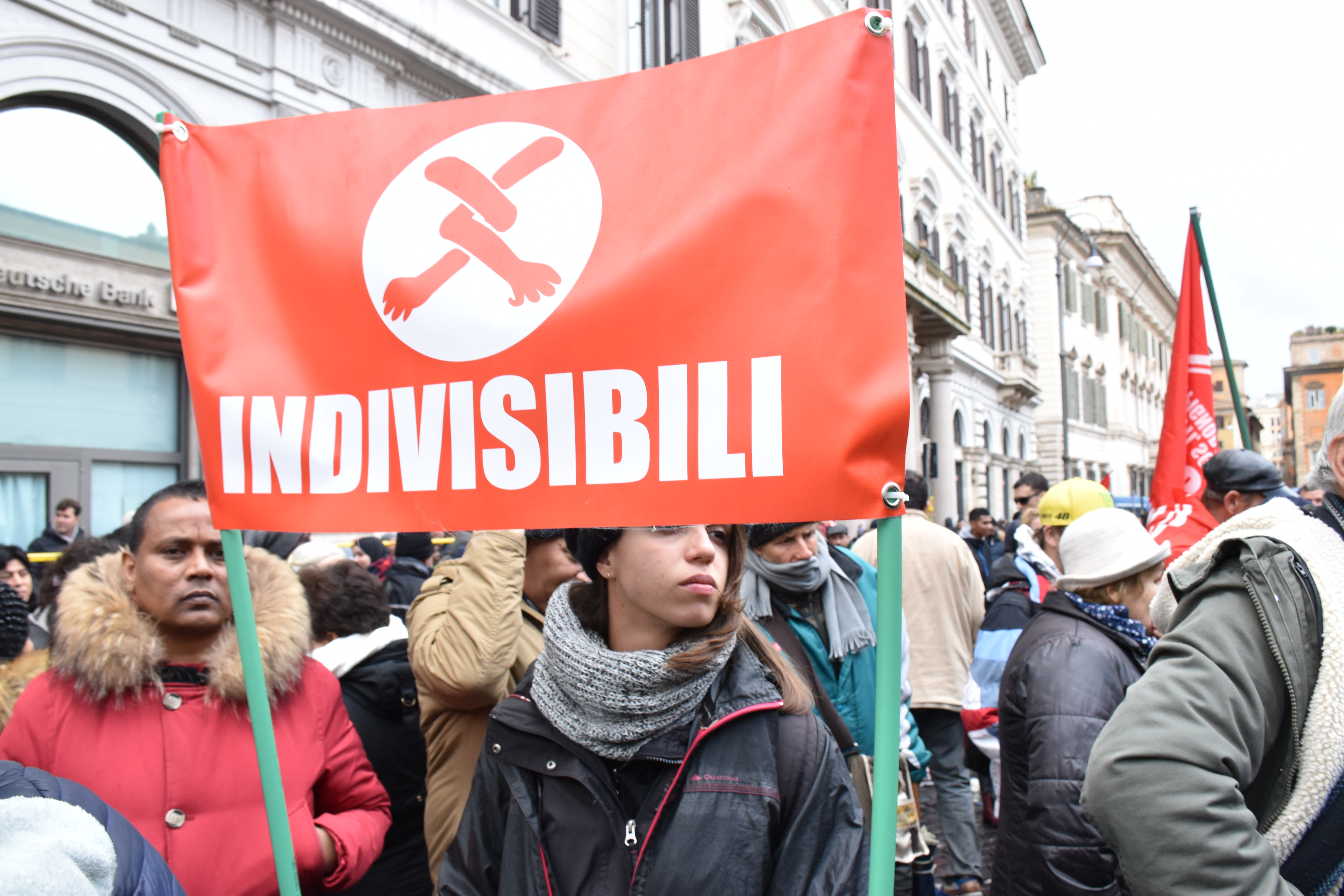 Manifestanti accorsi da tutta Roma con cartelli per attestare la propria presenza
