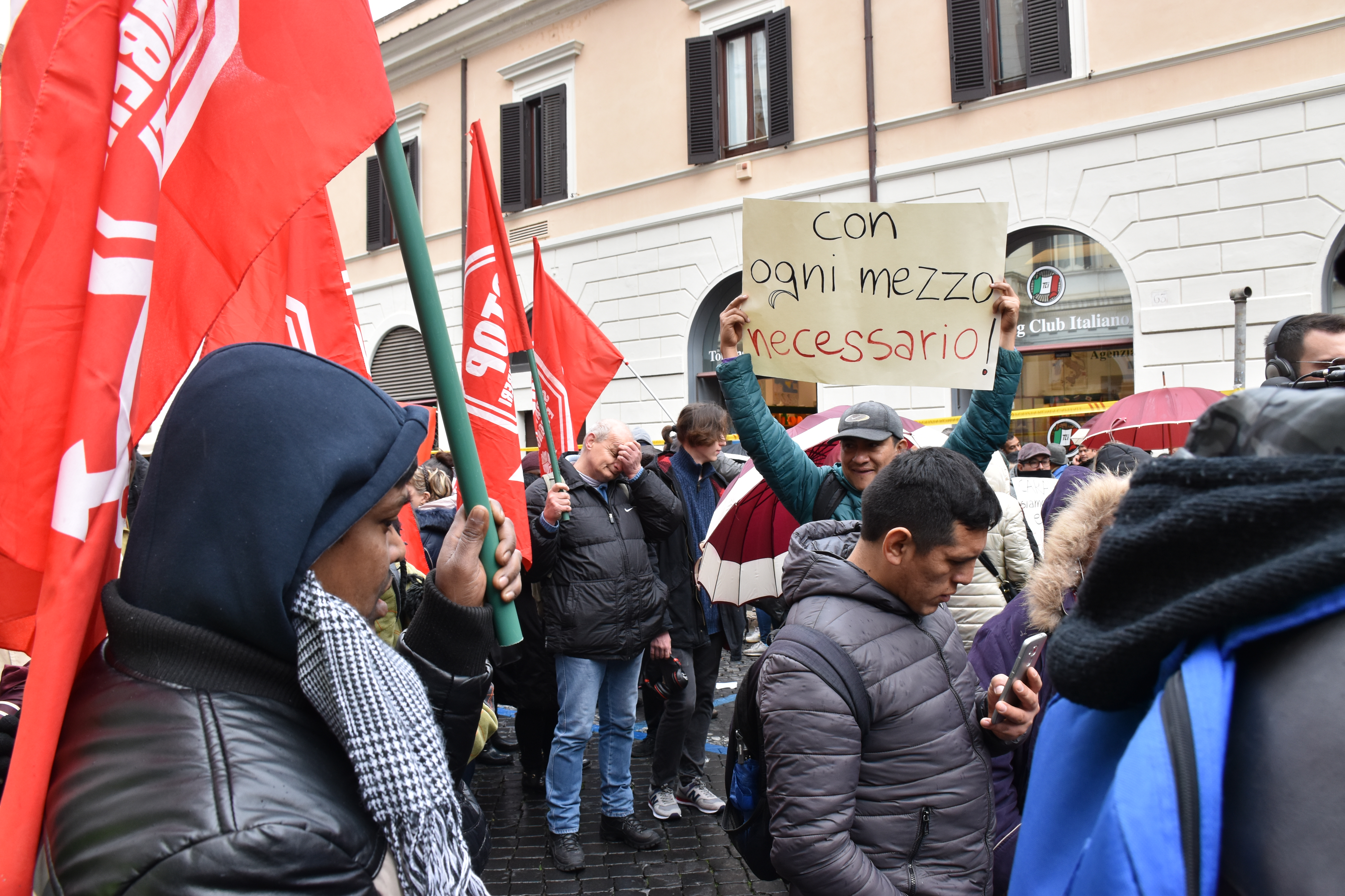 L'esasperazione dei manifestanti che hanno riempito la piazza