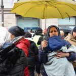 Sotto la pioggia, manifestanti di ogni nazionalità protestano per il diritto alla casa