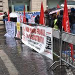 La polizia ha organizzato un sistema di barriere per proteggere i manifestanti dalle auto