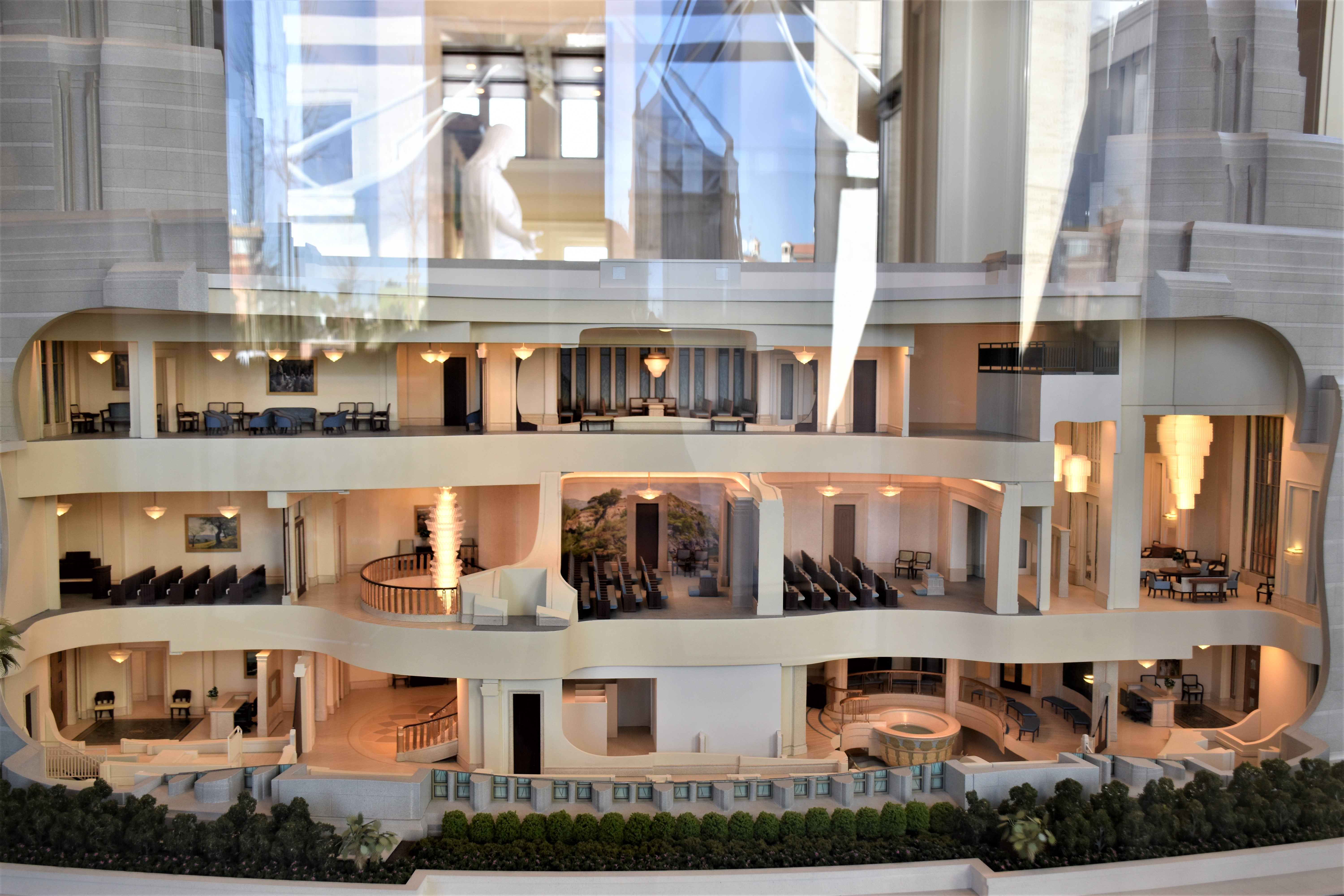 Gli interni del Tempio che si estende su tre piani mostrati in un modellino