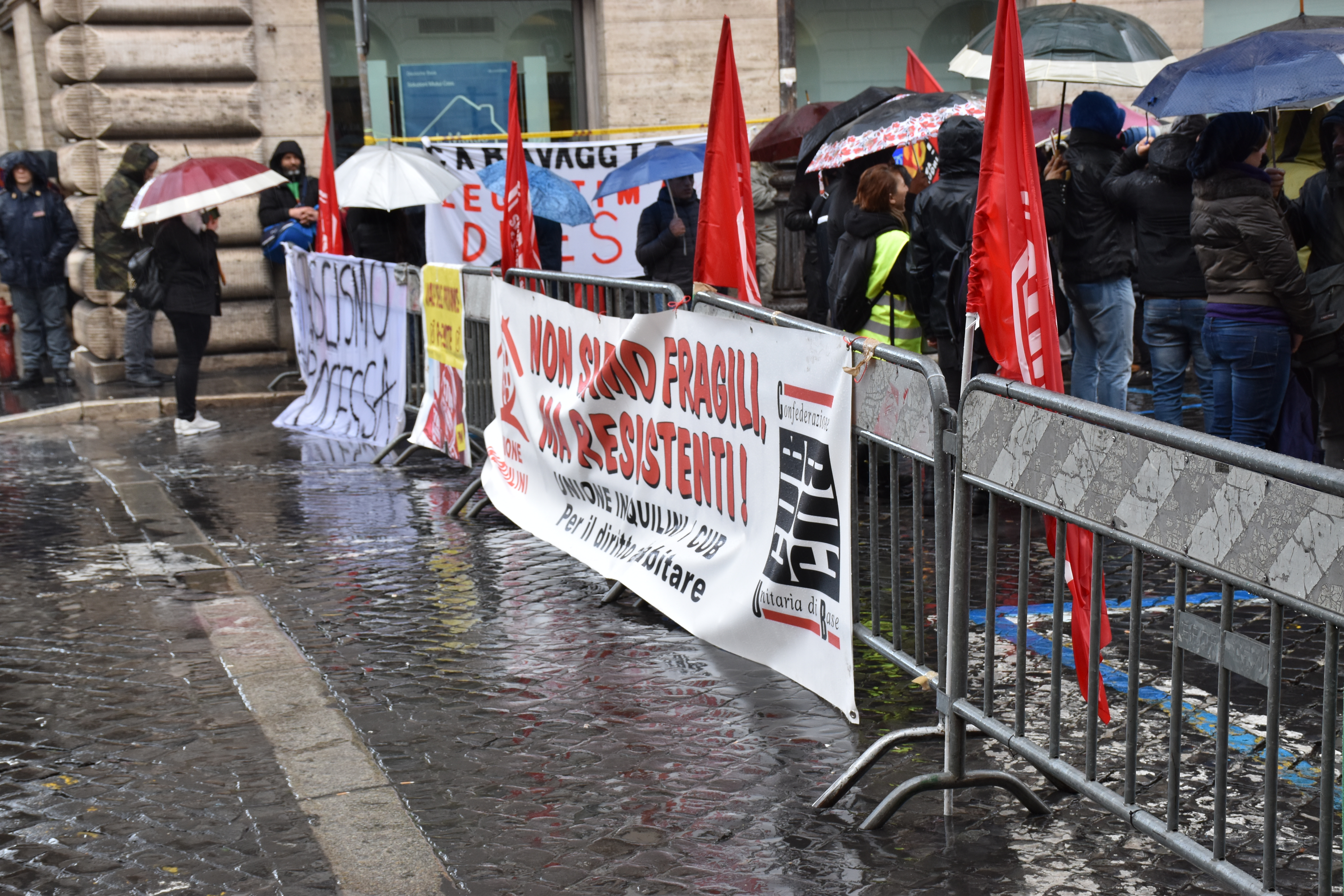 La polizia ha organizzato un sistema di barriere per proteggere i manifestanti dalle auto