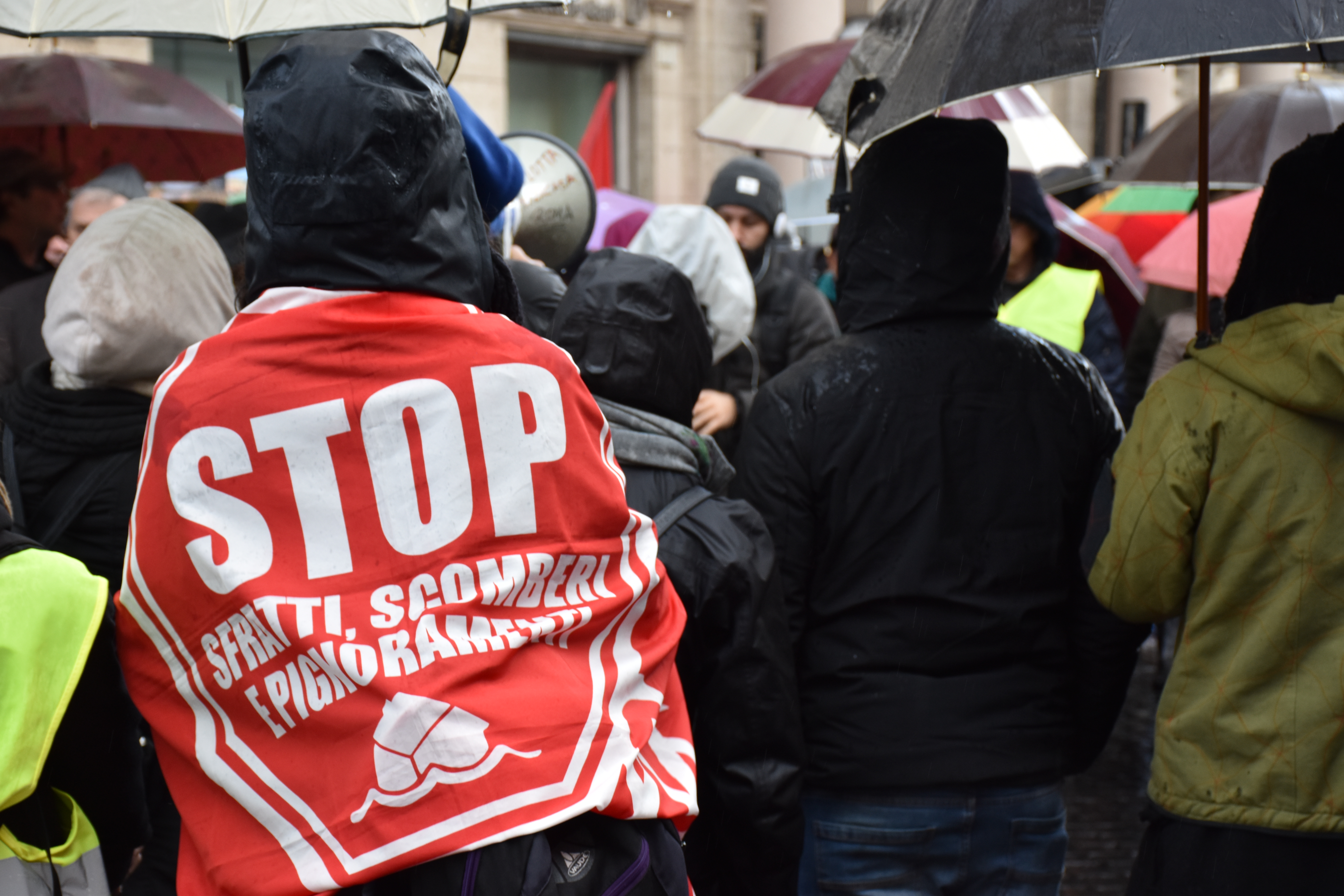 La richiesta principale: fermare gli sfratti e i pignoramenti