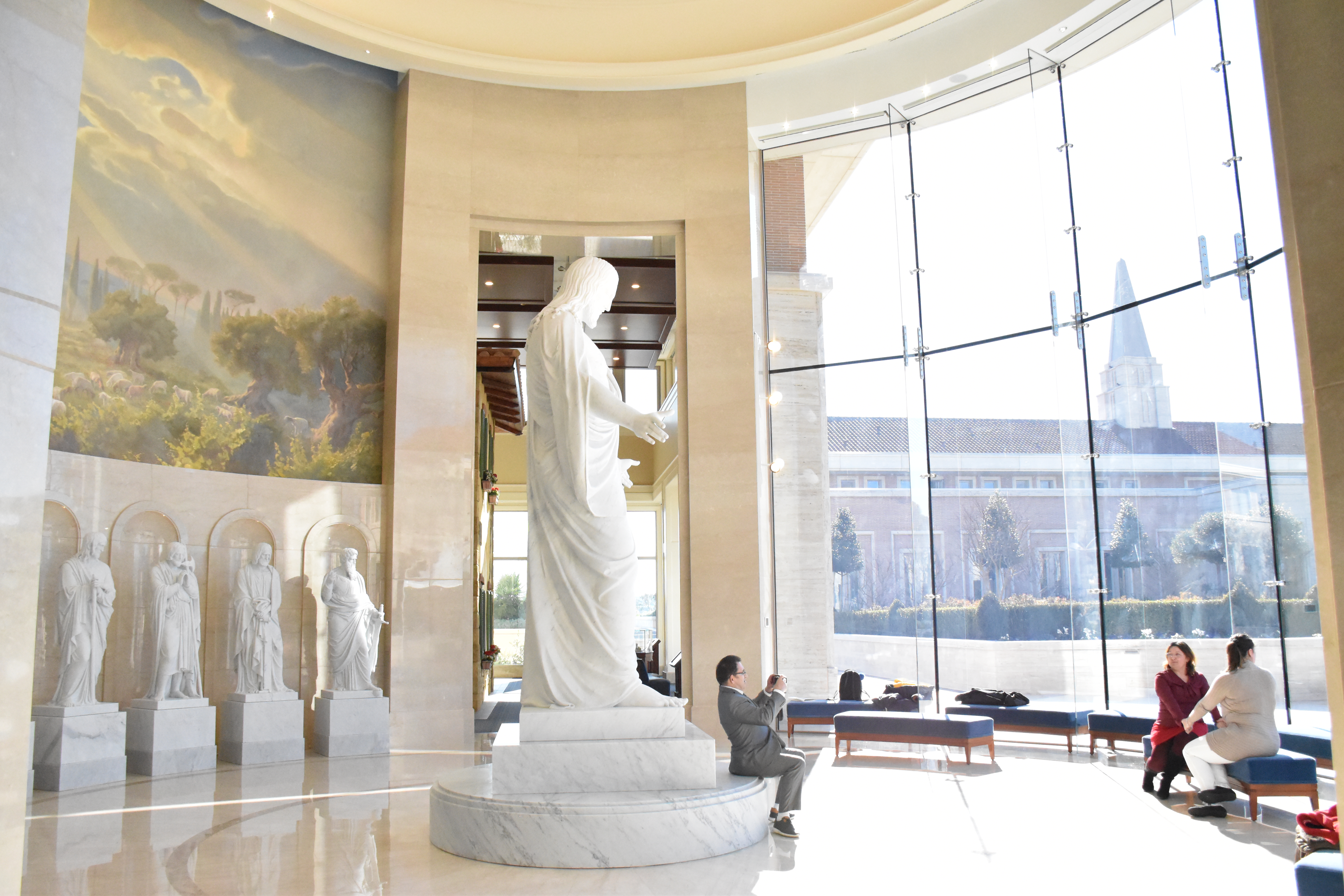 Statue all'interno del centro visitatori