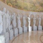 Statue all'interno del centro visitatori