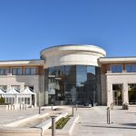 Il centro visitatori all'interno del complesso dove sorge il centro religioso e culturale