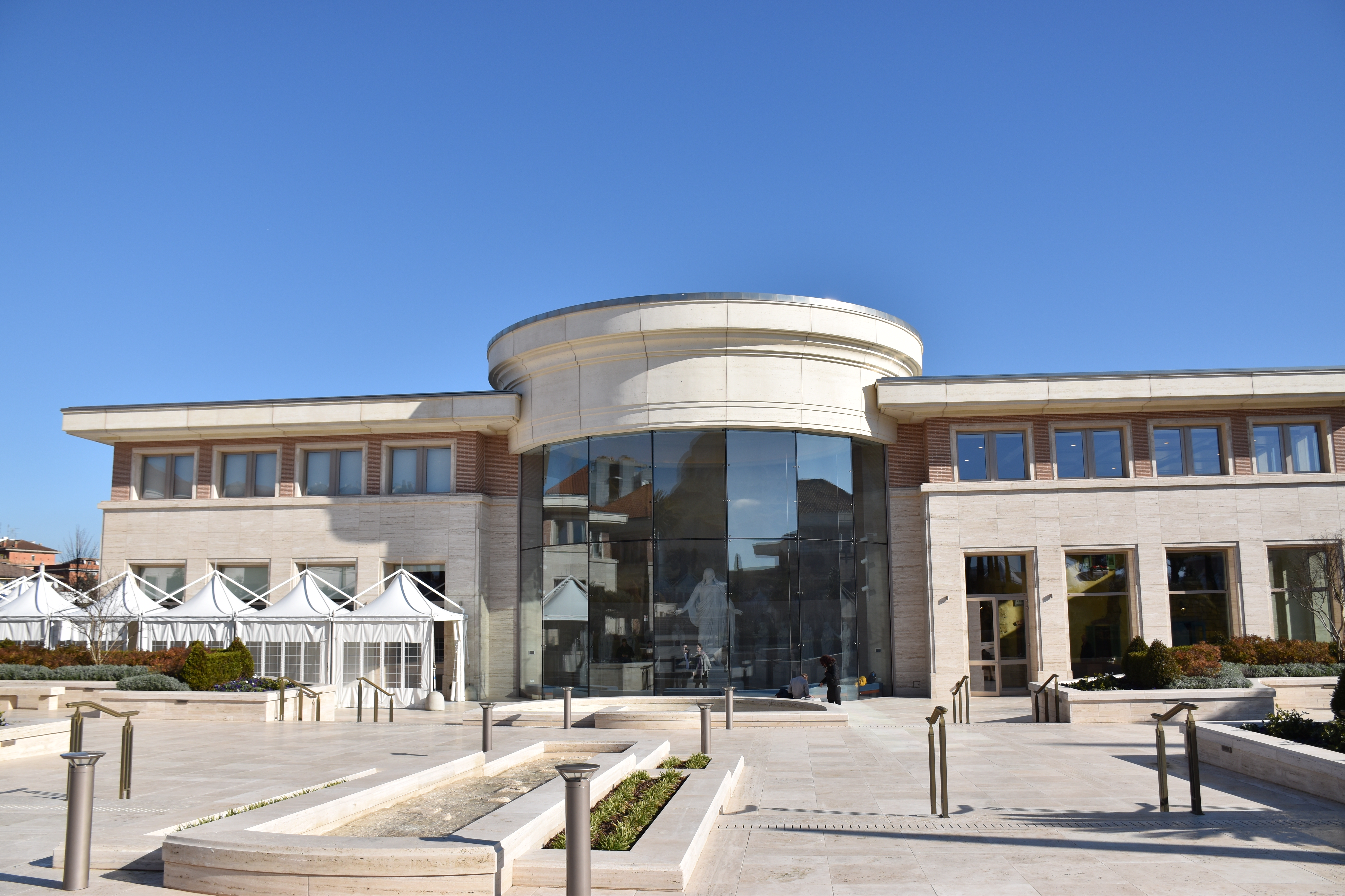 Il centro visitatori all'interno del complesso dove sorge il centro religioso e culturale