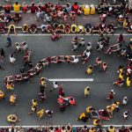 Giochi e caroselli per le strade di Manila