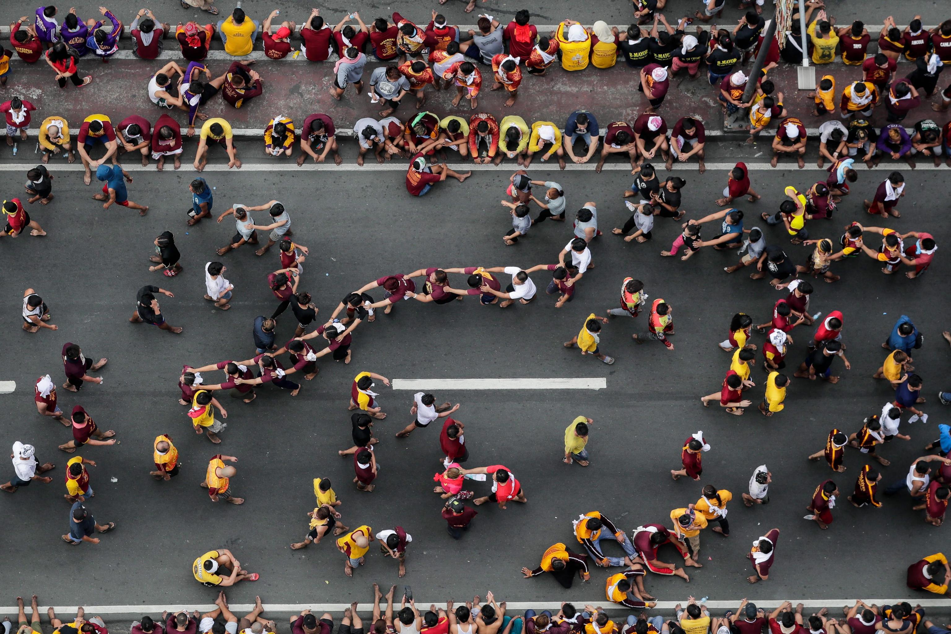 Giochi e caroselli per le strade di Manila