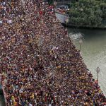 Il Jones Bridge completamente occupato dai fedeli