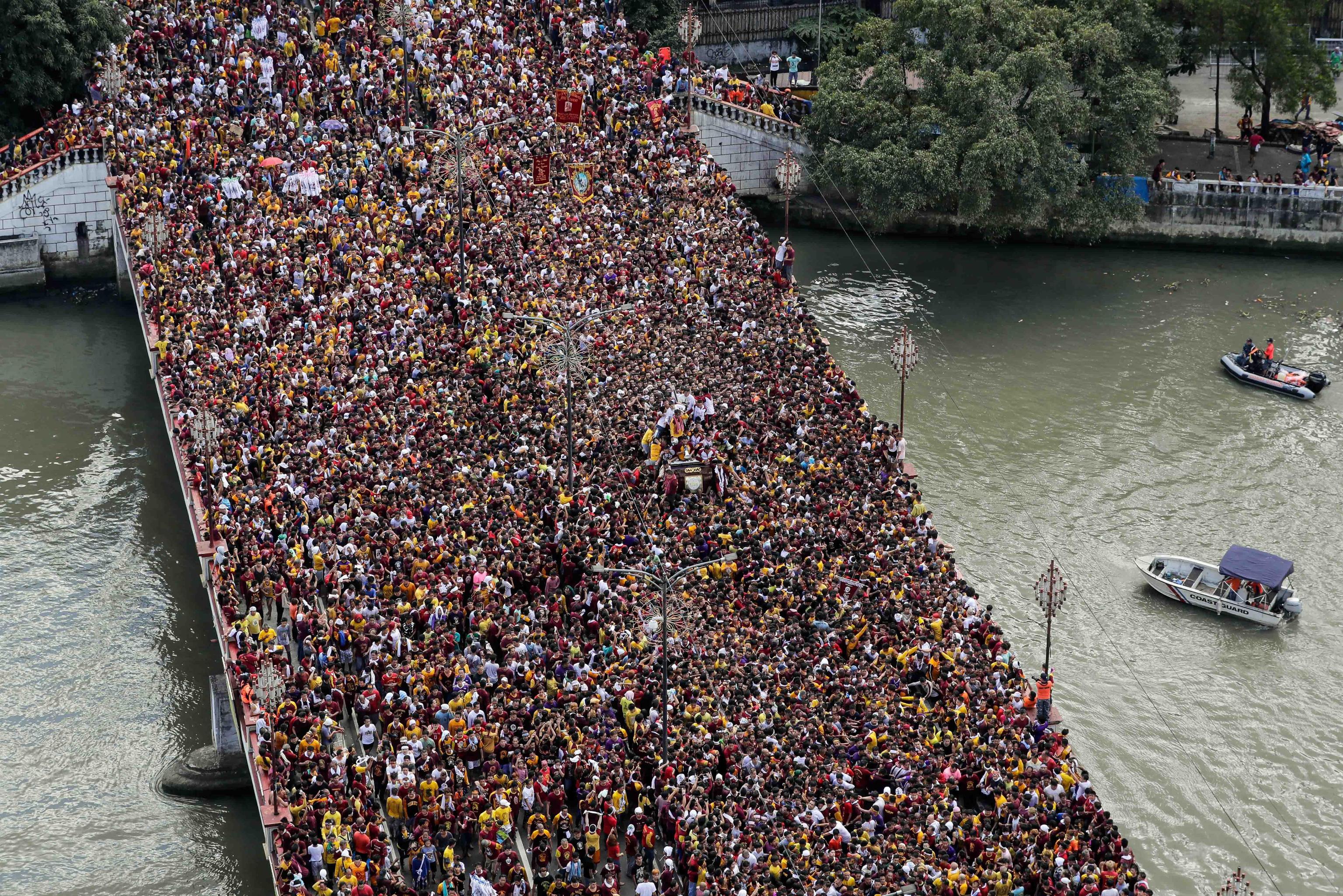 Il Jones Bridge completamente occupato dai fedeli