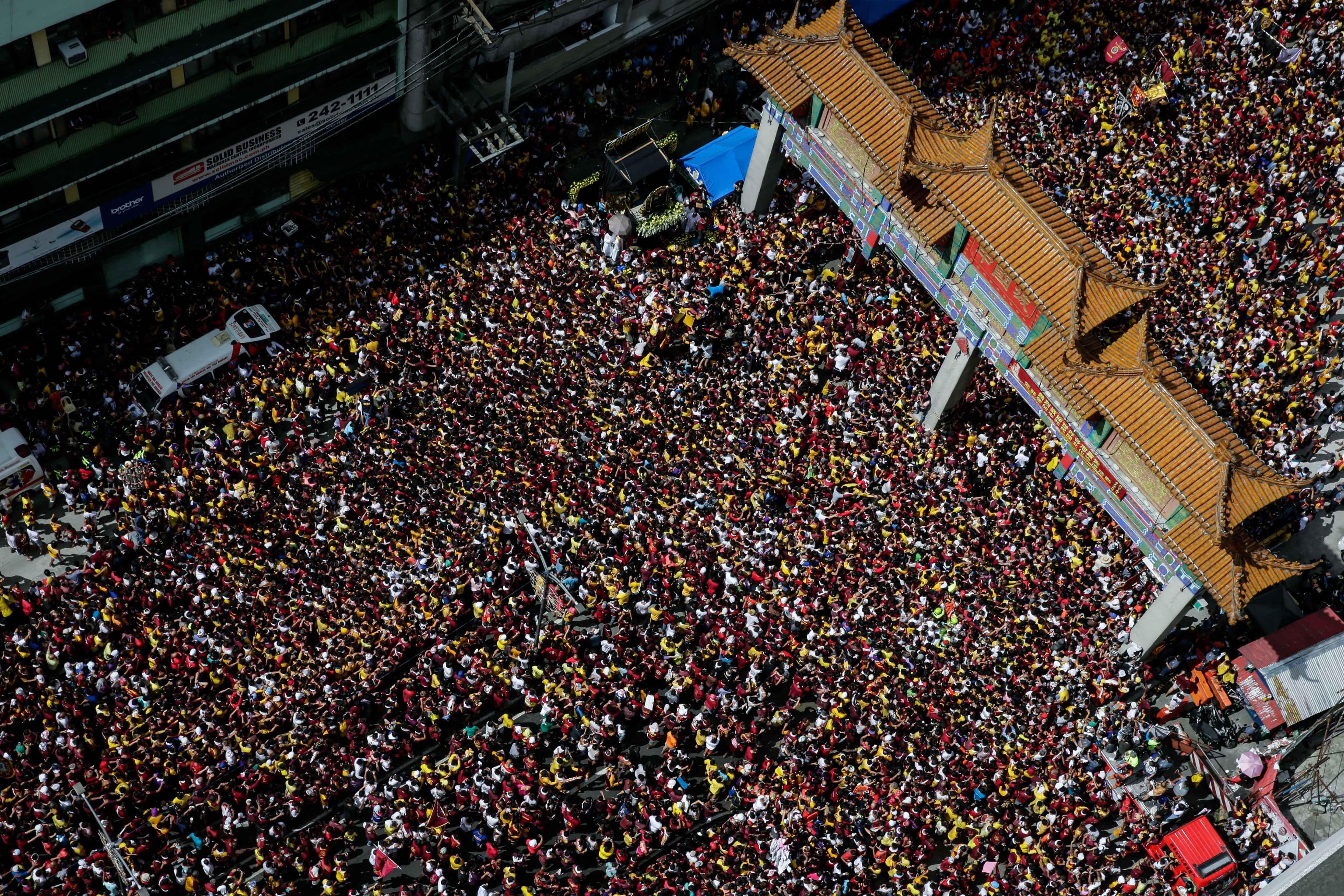 Innumerevoli fedeli all'ingresso del quartiere Chinatown di Manila