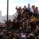 Numerose persone si aggrappano alla croce del "Nazareno"