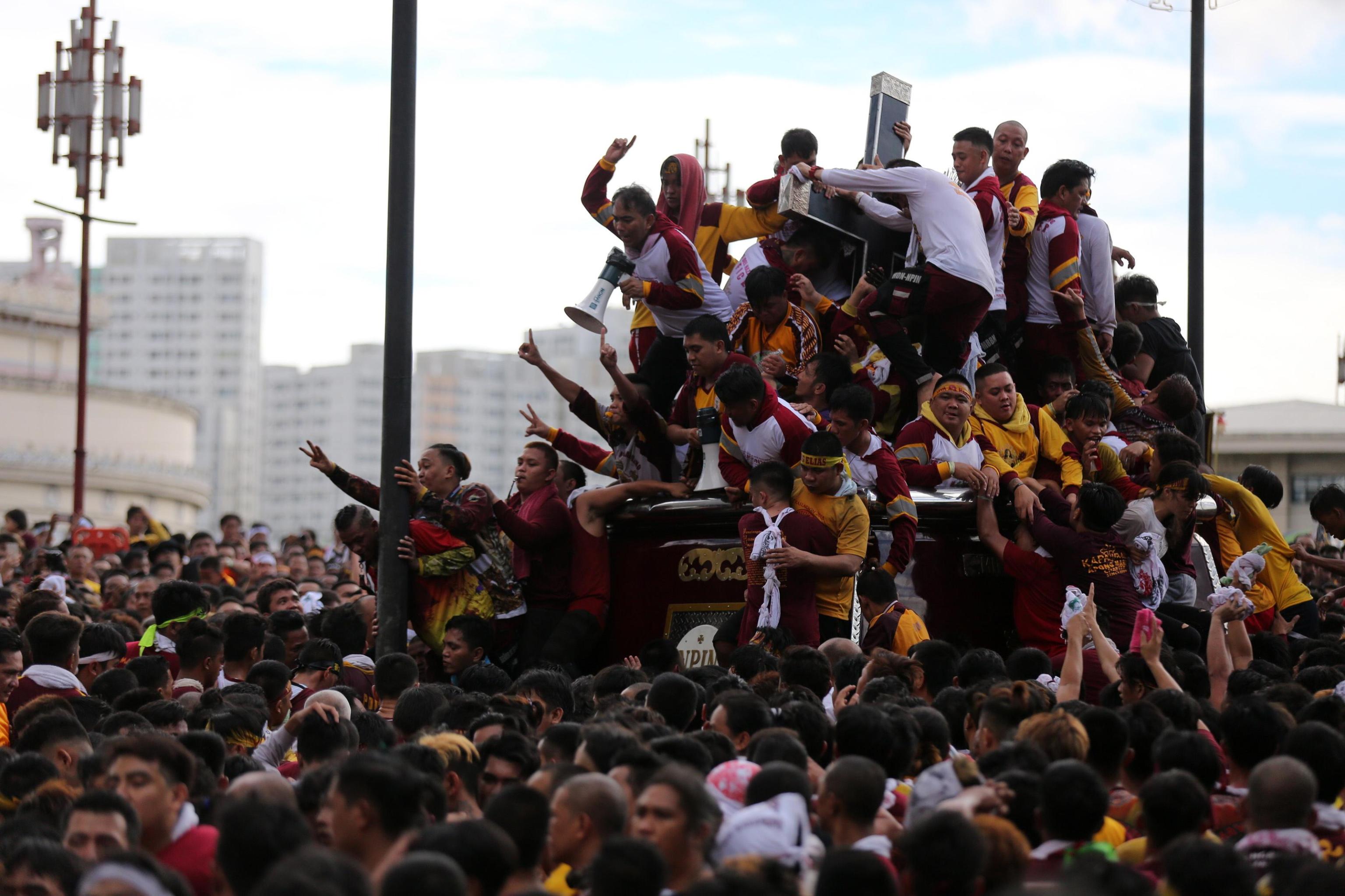 Numerose persone si aggrappano alla croce del "Nazareno"