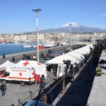 L'attesa per l'arrivo della Sea Watch al molo di Levante. Sul posto la Croce Rossa