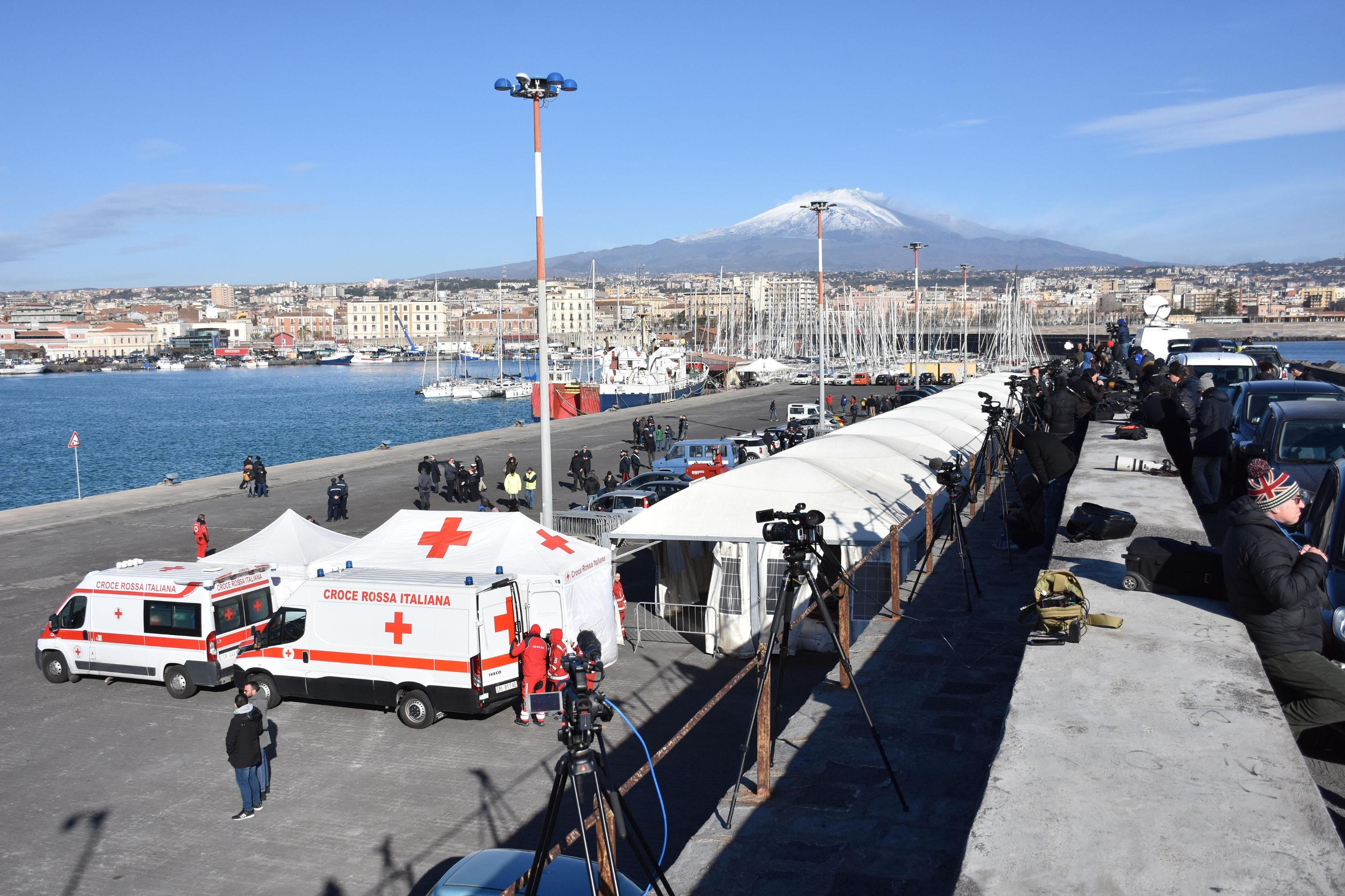 L'attesa per l'arrivo della Sea Watch al molo di Levante. Sul posto la Croce Rossa