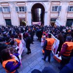 Sono 300 famiglie e indossano dei gilet arancioni
