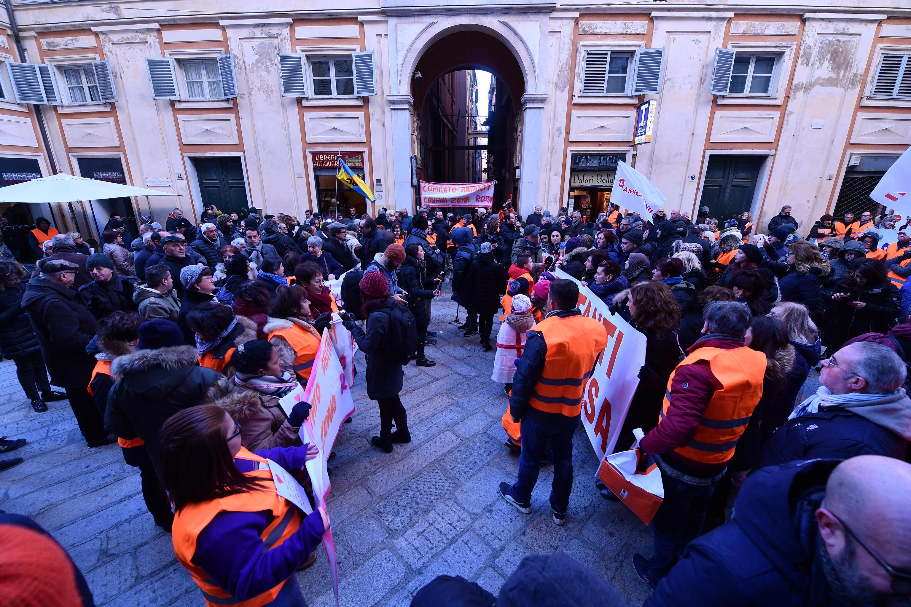 Sono 300 famiglie e indossano dei gilet arancioni