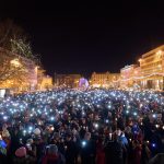 Le piccole lanterne luminose colorano la piazza di Danzika in memoria di Pawel Adamowicz