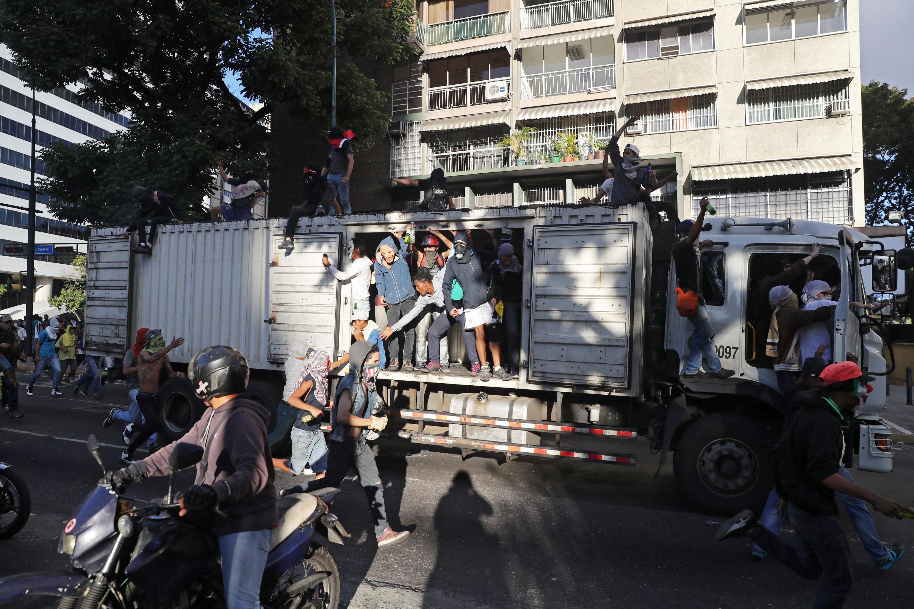 Dimostranti a Caracas, subito dopo le dichiarazioni di Guaidò